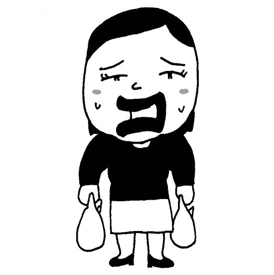 ・重い買い物袋を運ぶおばさん_モノクロ